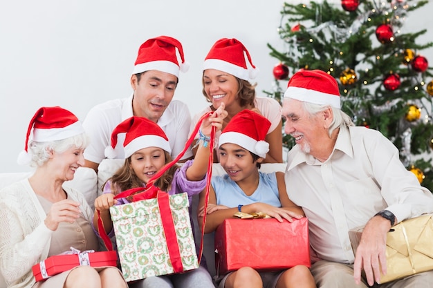 Familie kijken meisje kerstcadeau aanwezig