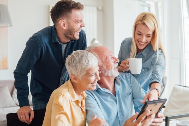 Familie kijken naar een oude foto