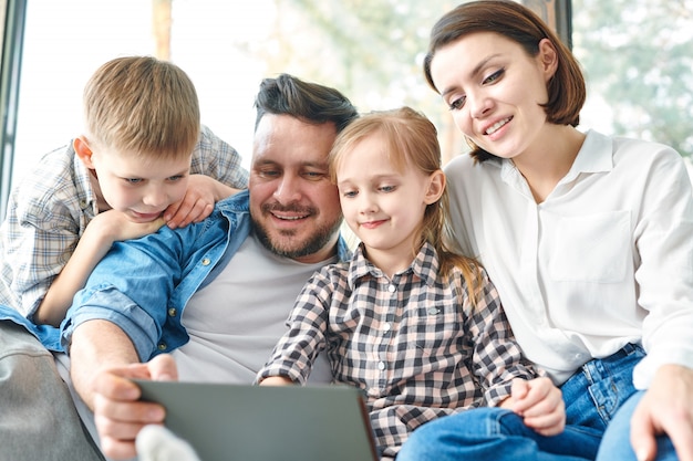 Familie kijken naar film