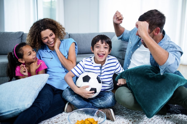 Familie kijken wedstrijd samen op televisie