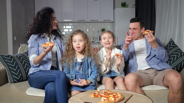 Familie kijkt naar comedy en eet graag thuis pizza