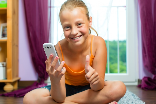 Familie, kind met cel of smartphone