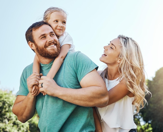 Familie kinderen en natuur met een meisje moeder en vader in een park voor plezier of avontuur samen Kinderen blij en liefde met een man vrouw en dochter buiten in een tuin tijdens de zomervakantie