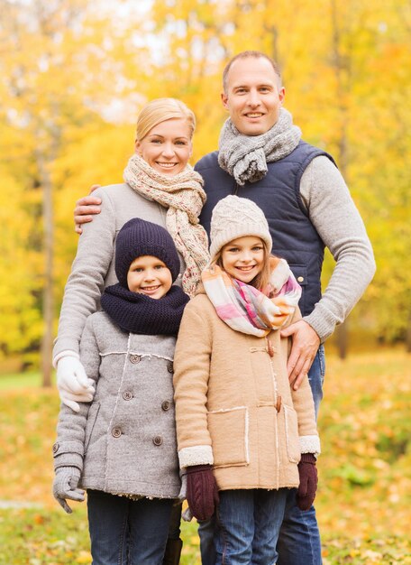 Familie, kinderjaren, seizoen en mensenconcept - gelukkige familie in de herfstpark