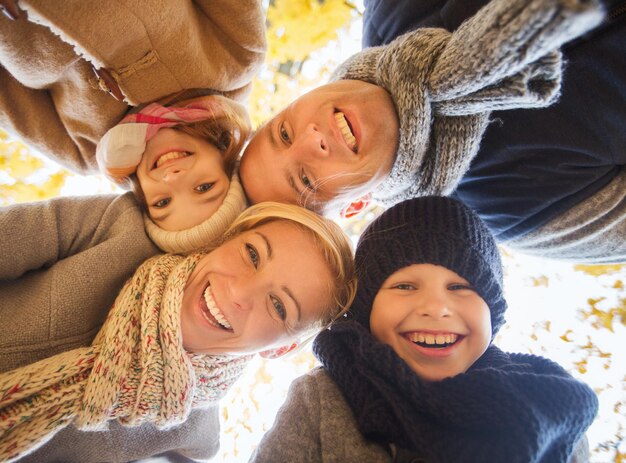 Familie, kinderjaren, seizoen en mensenconcept - gelukkige familie in de herfstpark