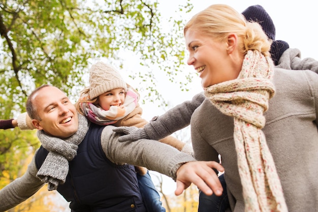 familie, kindertijd, seizoen en mensenconcept - gelukkig gezin dat plezier heeft in het herfstpark