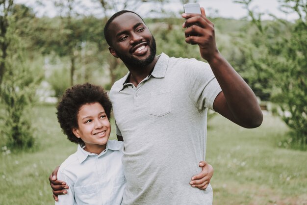 Familie knuffels elkaar en pap maken Selfie