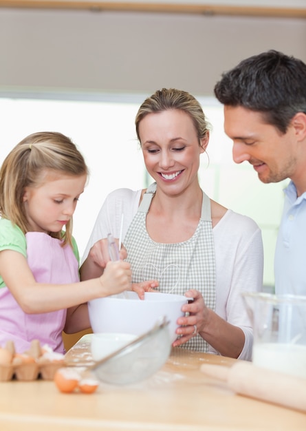 Familie koekjes samen voorbereiden