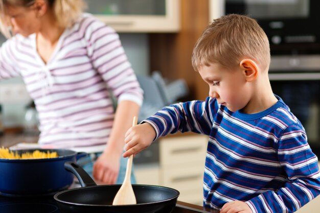 Familie koken in de keuken