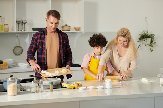 Familie kookpasta voor het diner