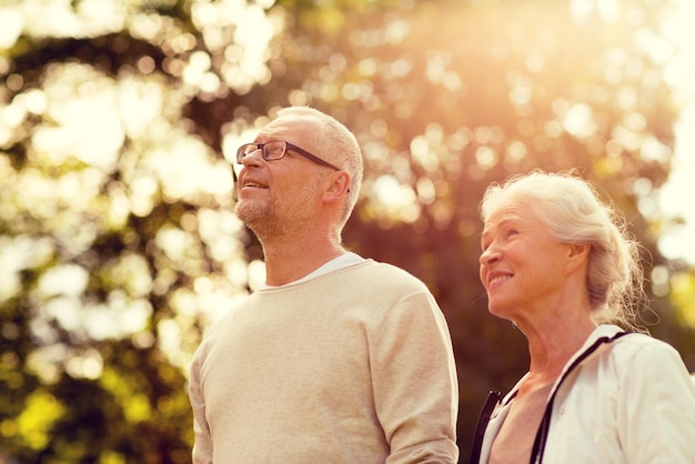 Familie, leeftijd, toerisme, reizen en mensen concept - senior koppel in park