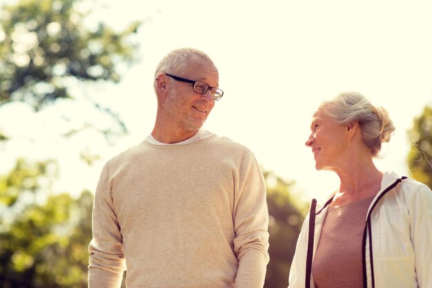 familie, leeftijd, toerisme, reizen en mensen concept - senior koppel in park