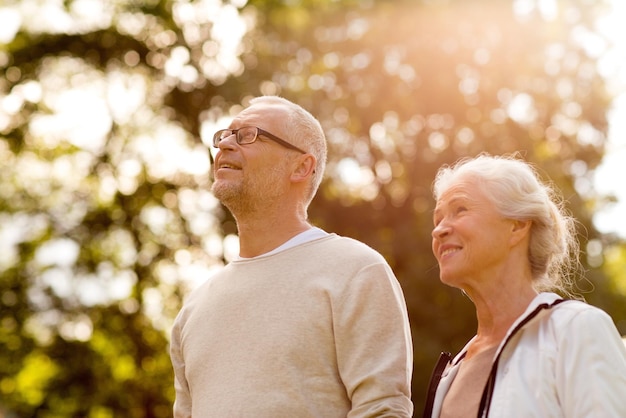 familie, leeftijd, toerisme, reizen en mensen concept - senior koppel in park