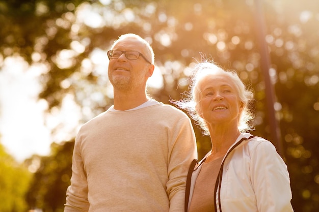 familie, leeftijd, toerisme, reizen en mensen concept - senior koppel in park