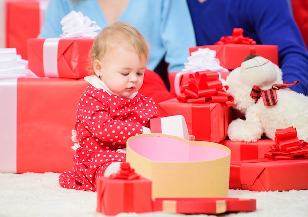 Familie liefde concept. Paar verliefd op baby peuter vieren verjaardag. Mooie familie schattige dochter. Liefde en geluk. Familie waarden. Ouderschap beloond met liefde. Alles wat we nodig hebben is liefde.