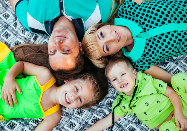 Familie liggend in het park