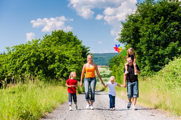 Familie loopt dat zomerpad af