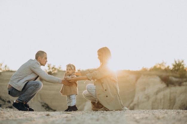 Familie loopt in een veld klein meisje in de zomerweide vrouw in een wit overhemd