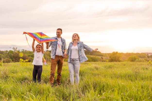 familie loopt in een veld.