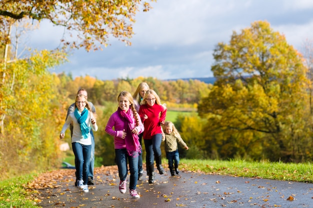 Familie maak een wandeling in de herfst bos