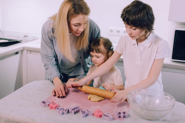 Familie maakt thuis koekjes