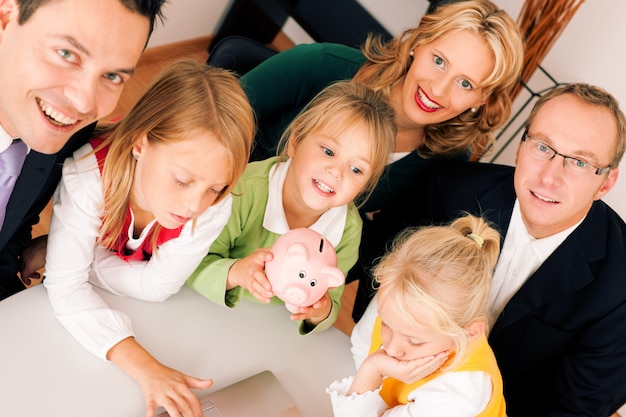 Foto familie met adviseur - financiën en verzekeringen