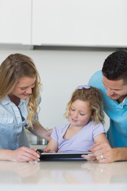 Familie met behulp van tablet pc aan tafel