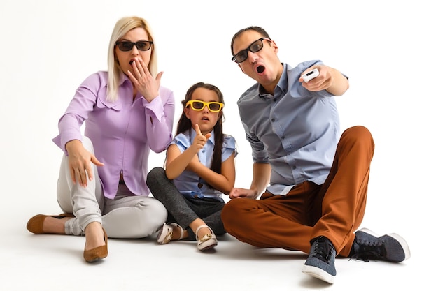 familie met bril voor bioscoop witte achtergrond