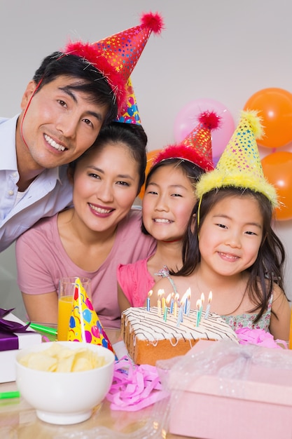 Familie met cake en geschenken op een verjaardagsfeestje