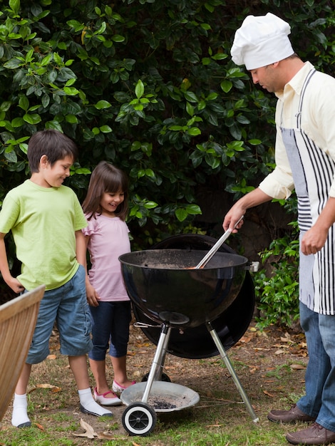 Familie met een barbecue in de tuin