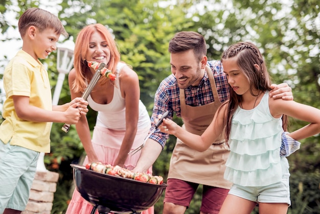 Familie met een barbecuefeest