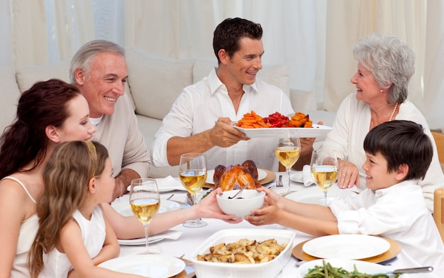 Familie met een groot diner thuis