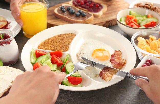 Familie met een smakelijk ontbijt aan tafel