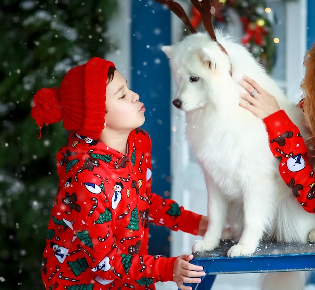 Familie met een vrolijke kerststemming en een huisdier in kerstkostuums