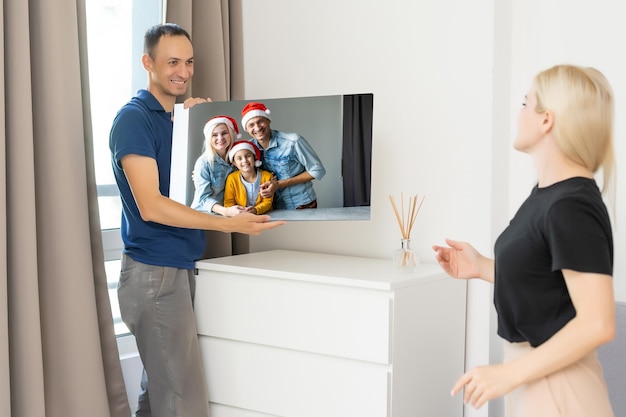 familie met fotocanvas met kerstfoto.