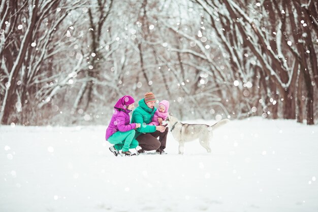 Familie met hond buiten