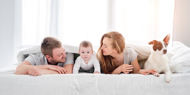 Foto familie met hond in bed