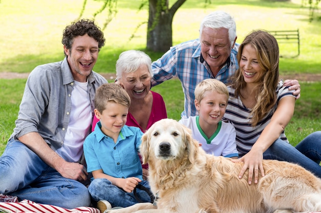 Familie met hond in het park