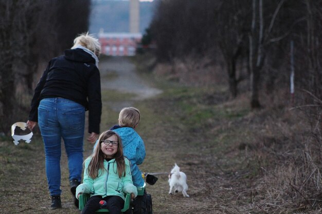 Familie met hond op het voetpad