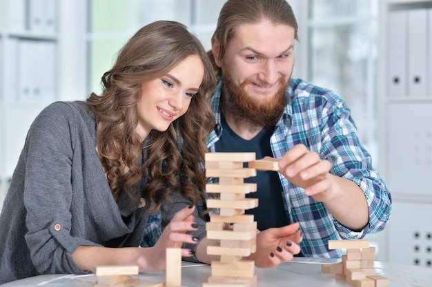 Familie met houten blokken