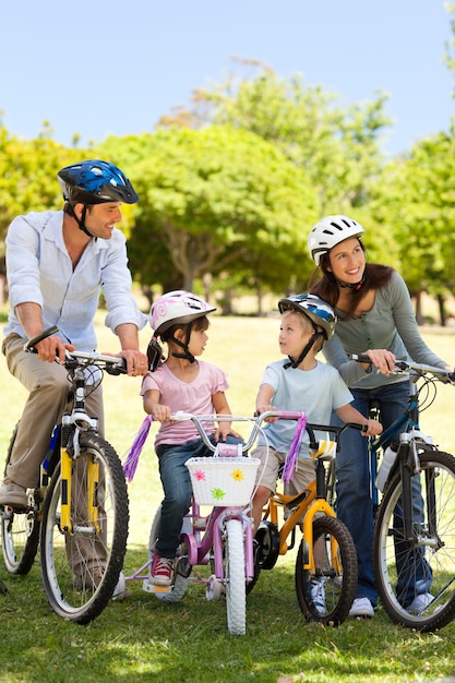 Familie met hun fietsen