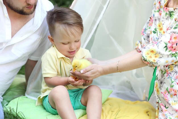 Familie met klein geel eendje in zomer Park