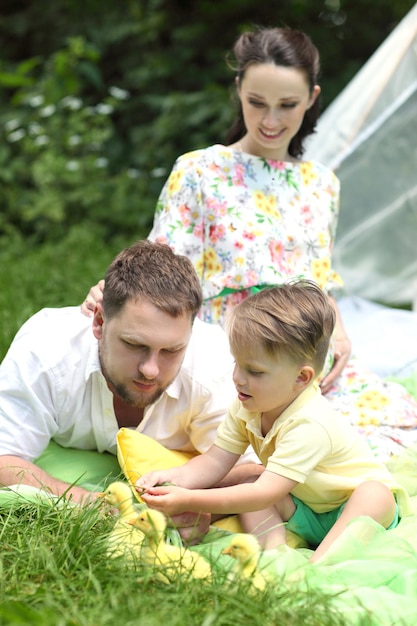 Familie met klein geel eendje in zomer Park