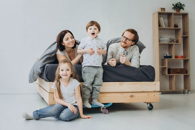 Familie met kleuters die vleet in de ruimte spelen.