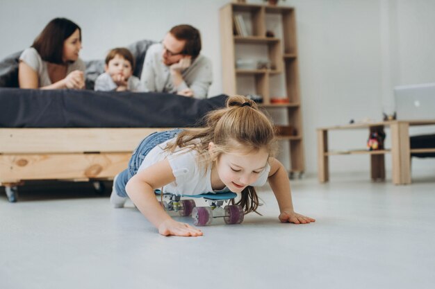 Familie met kleuters die vleet in de ruimte spelen.