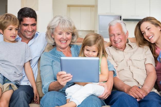 Familie met meerdere generaties die digitale tablet gebruiken