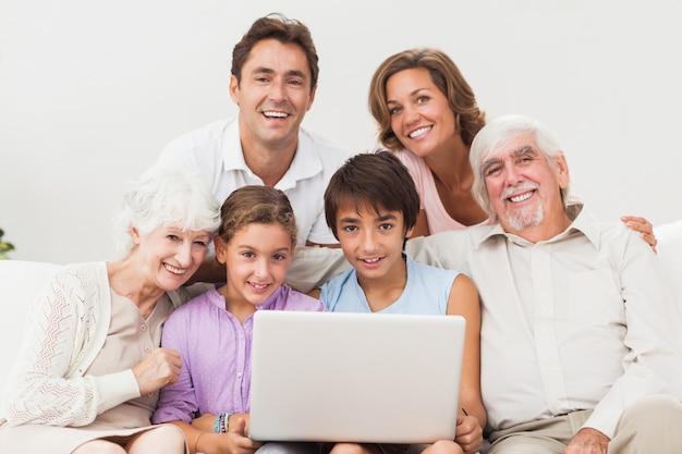 Familie met meerdere generaties op de bank