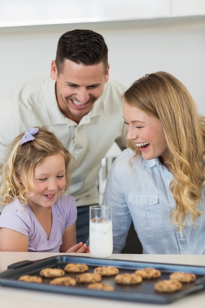 Familie met melk en koekjes aan de balie