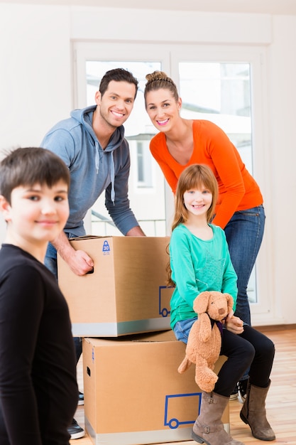 Familie met verhuisdozen in nieuw huis of huis