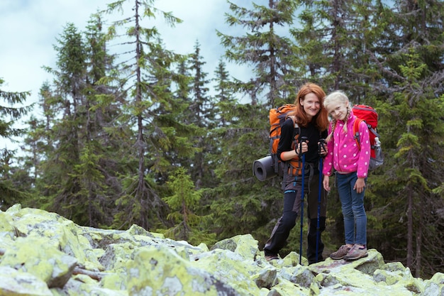 Familie - moeder en dochterwandelaars bij de bergen van de Karpaten. gorgany, Oekraïne.